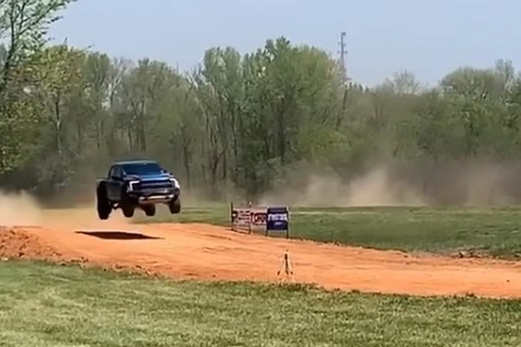 Он совершил прыжок на Ford F-150 Raptor. Вместо машины он повредил себя