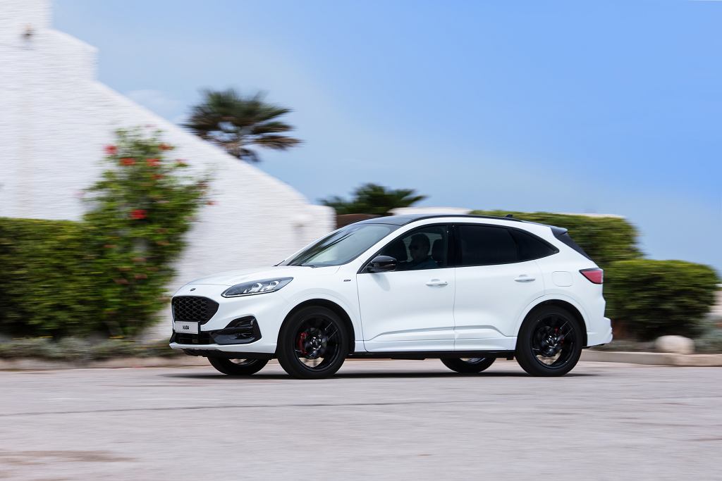 Подключаемый гибрид Ford Kuga. Он хорошо продается и имеет черную упаковку.