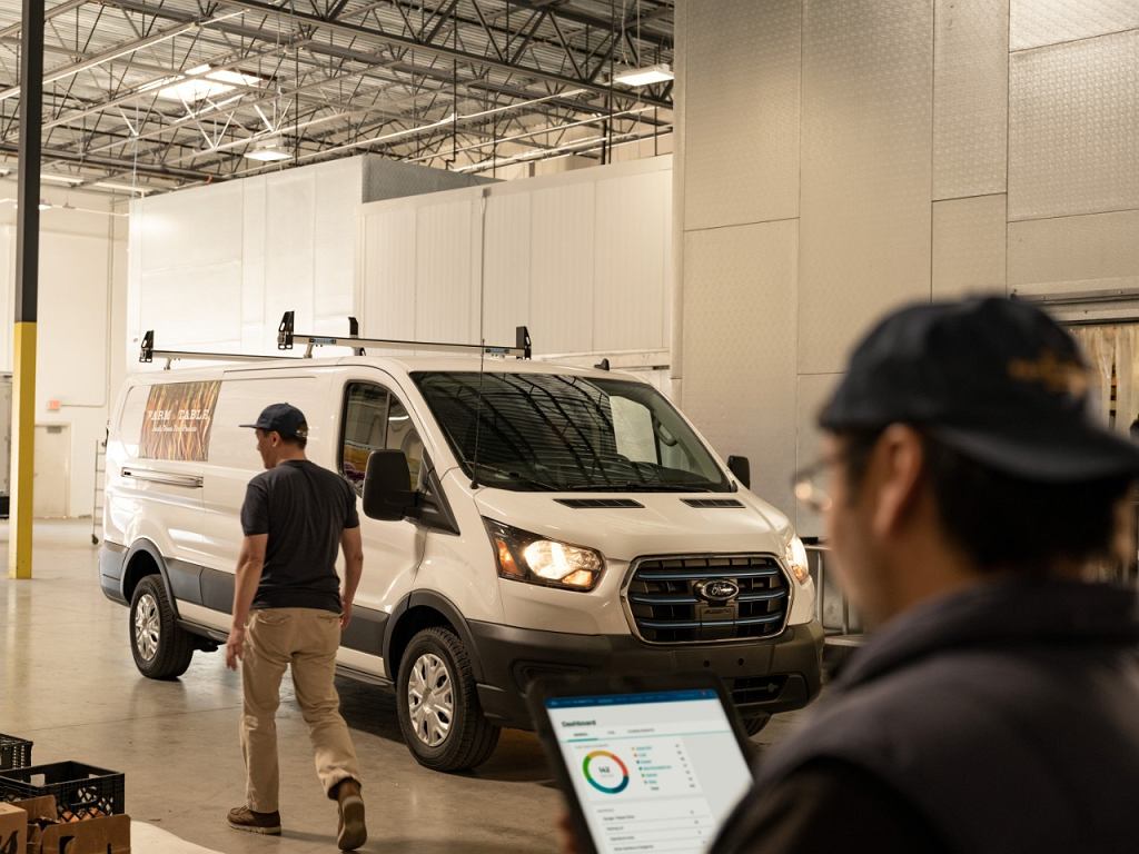 Владельцы виноградников в Калифорнии используют Ford Pro. Электронный транзит очень популярен