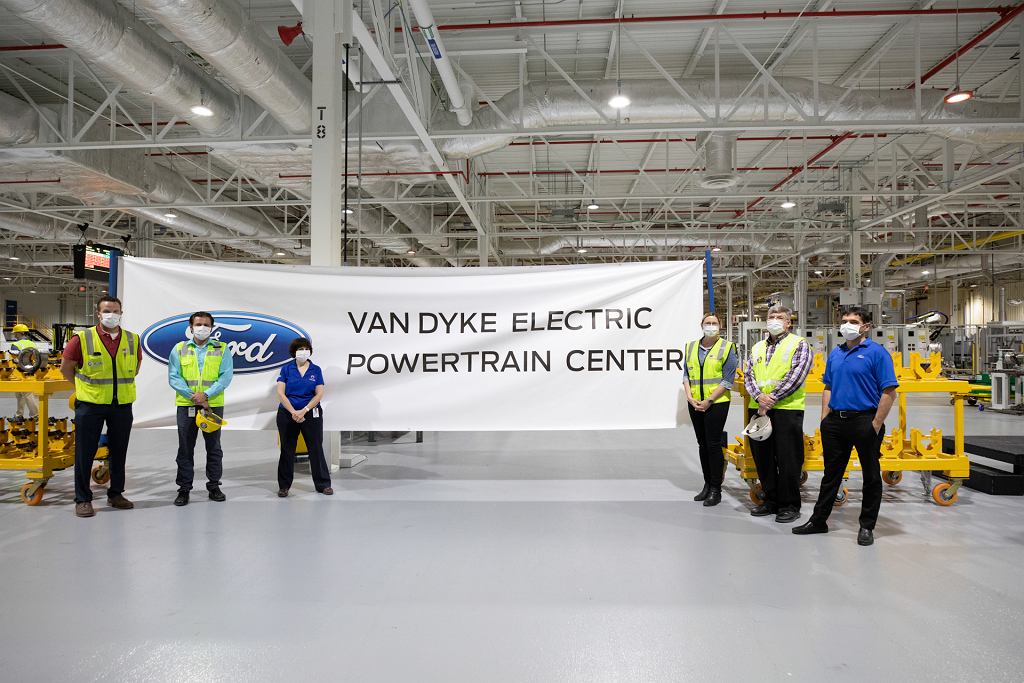 Ford все больше внимания уделяет электрификации. Он модернизирует свой завод