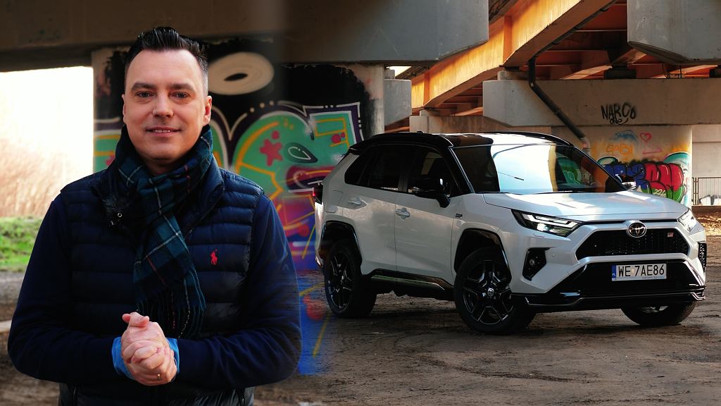 Подключаемый гибрид Toyota RAV4 GR SPORT. Проверяем, что внутри самого продаваемого внедорожника в мире