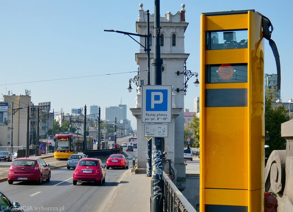 Камеры контроля скорости изуродовали мост Понятовского и перекрыли тротуары. Реставратор тоже недоволен
