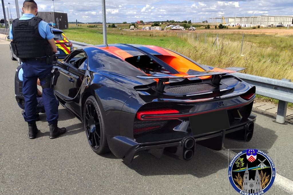 Он ехал на Bugatti по шоссе со скоростью 184 км/ч. Полиция не знала пощады