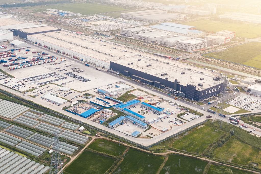 Tesla приостанавливает работу на гигафабрике. Всё из-за коронавируса