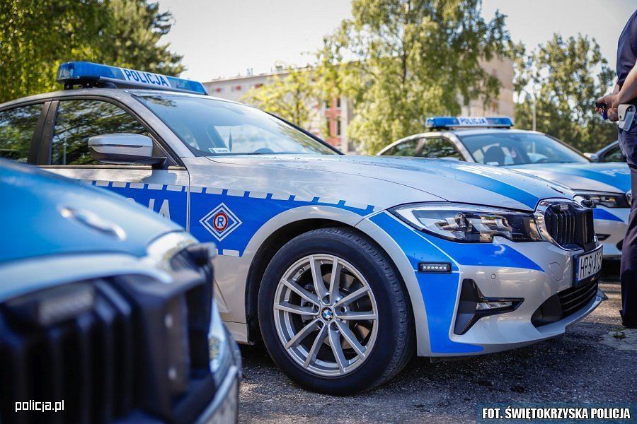 Он ехал со скоростью более 100 км/ч. Он получил 10 баллов и штраф в размере 500 злотых.