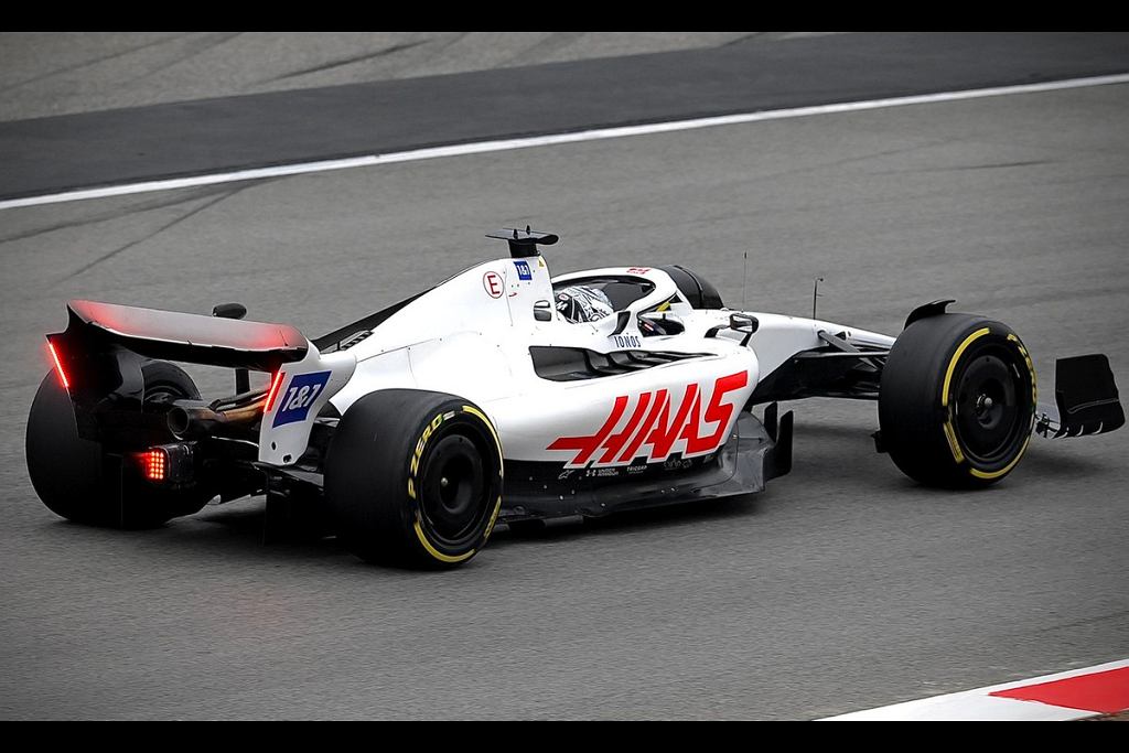 Команда Haas F1 убирает российский флаг и спонсора со своей машины