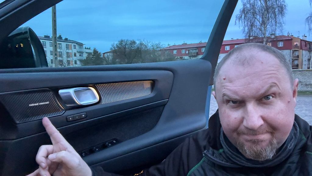 Как скрыть звук пустого ведра? Вот как умно играет Harman Kardon с Volvo XC40