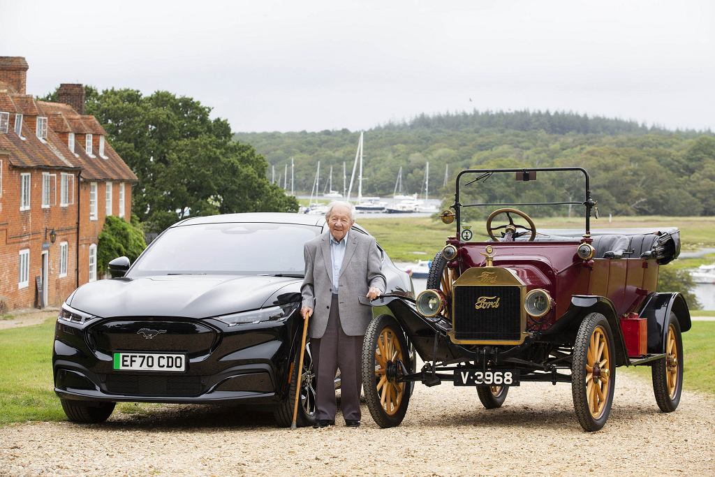 Он начинал с Model T, а теперь водит Mustang Mach-E. 101-летний мужчина проверил, будут ли кататься его внуки