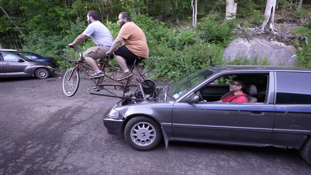 Honda Civic с силой двух велосипедистов. Настолько смешно, что интересно [ВИДЕО]