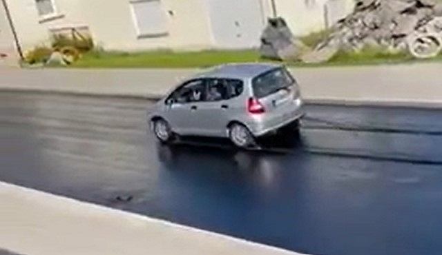 Honda Fit (Джаз) похож на танк. Она доказала это, проехав по свежему асфальту [ВИДЕО]