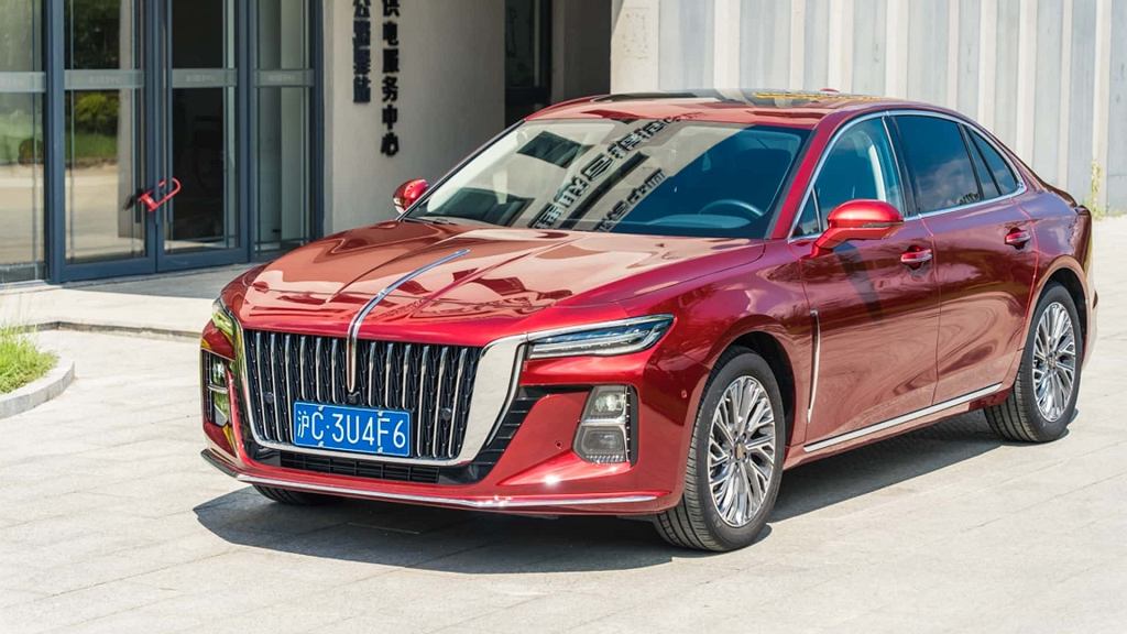 Китайский конкурент BMW 5 серии. Имеет огромную решетку радиатора и платформу старой Mazda.