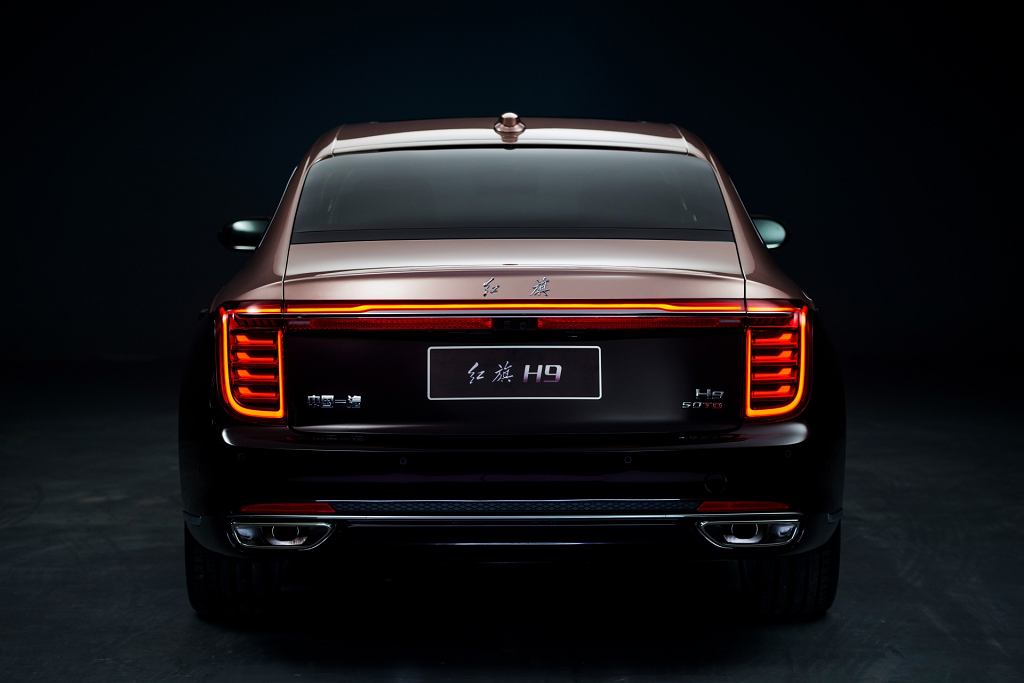 Hongqi H9+ — китайский Мерседес. У него цветы на потолке и колесах, вдохновленные Запретным городом.