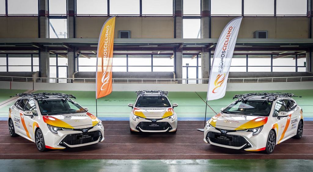 Испанские велосипедисты на гибридной Corolla. Местная федерация продлила контракт