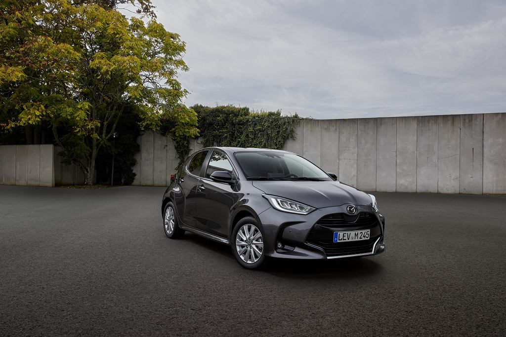 Новая Mazda 2 теперь называется Yaris с другим значком. У него есть хваленый и любимый гибрид