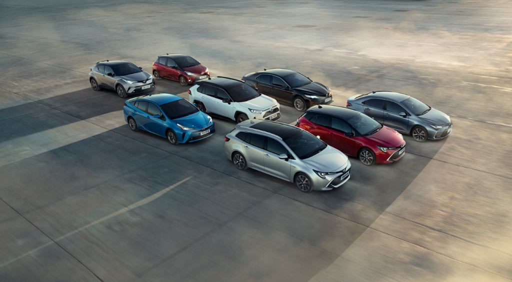 Toyota полностью сосредоточена на гибридах. 67 процентов продаются автомобили с таким типом привода