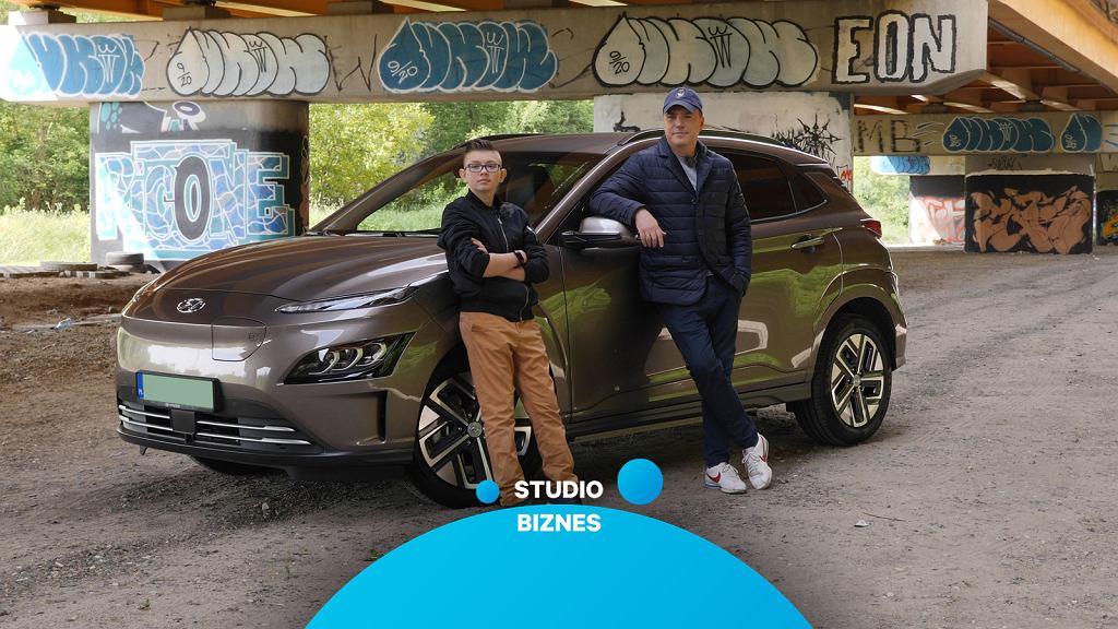 Студию Бизнес перенял Бронек. Они с Томашом отправились в будущее на Hyundai