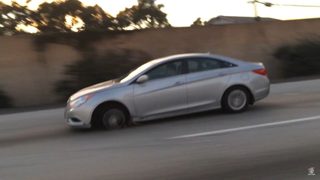 Hyundai Sonata потеряла одно из колес. Водитель не прекратил движение [ВИДЕО]