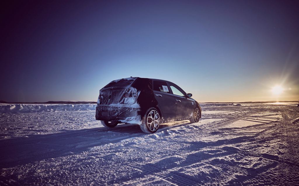 Hyundai представляет замаскированный прототип i20N. И он тестирует его в экстремальных зимних условиях.