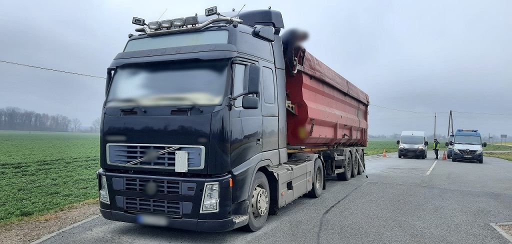«Крокодилы» остановили грузовик с кукурузой. Пришлось избавиться от 4,5 тонн груза