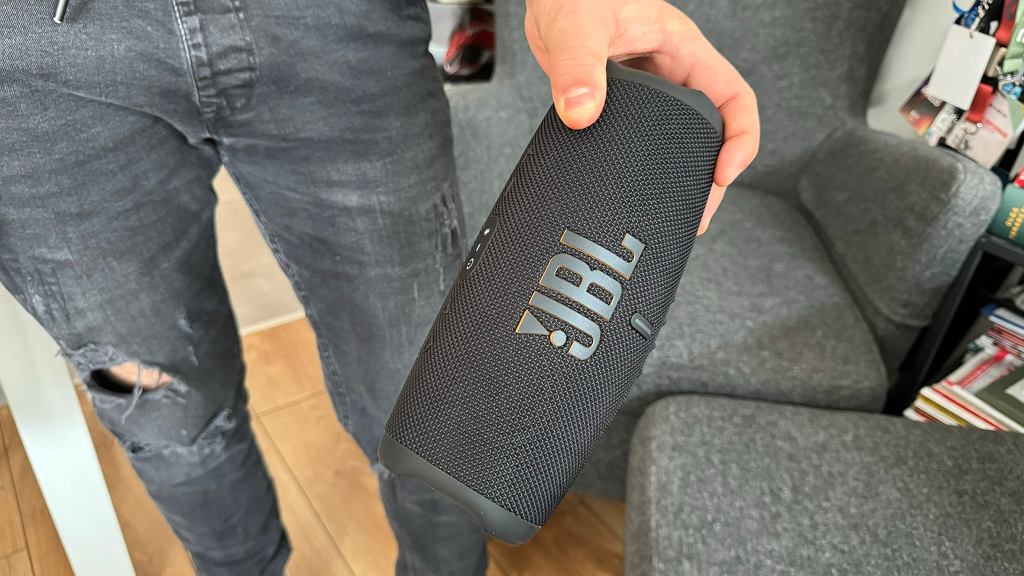 JBL Charge 5 Wi-Fi. Два в одном. Bluetooth-динамик и блок питания. Имеет ли это смысл?