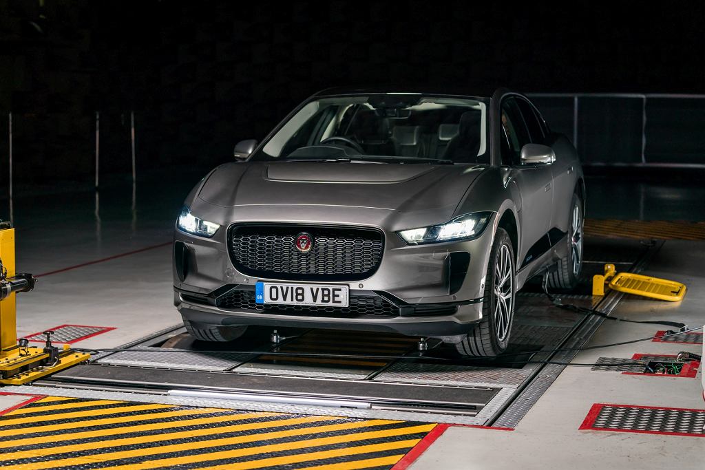 Электрический Jaguar не дает шансов соперникам и доволен званием World Car of the Year 2019. Очередной триумф внедорожника