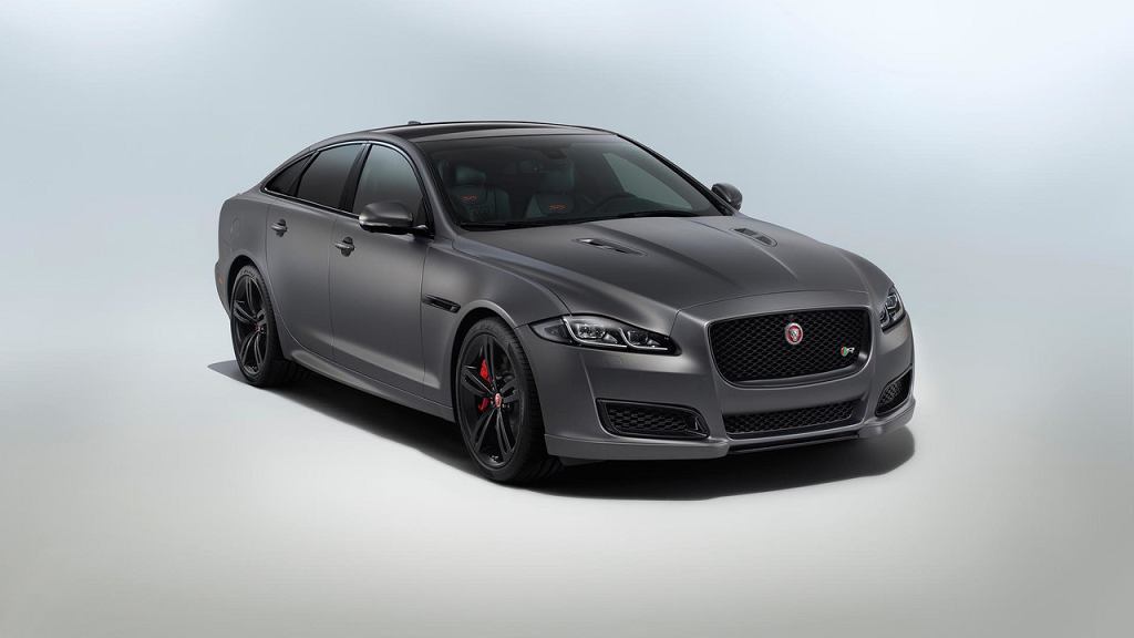 Это Jaguar XJR575, очень резкий кот.