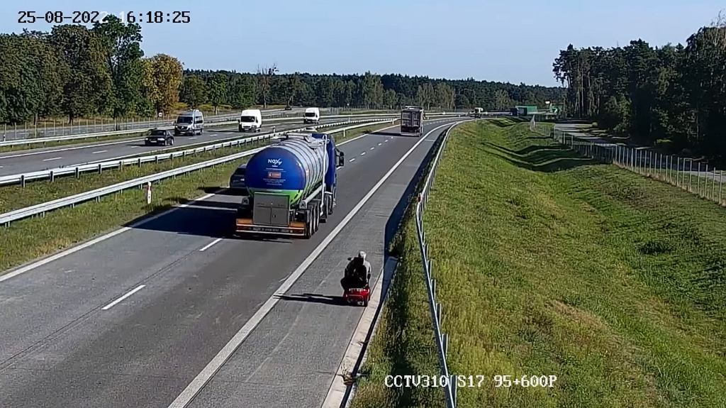 Пьяный «водитель» ехал по скоростной автомагистрали… на электрической инвалидной коляске [ВИДЕО]