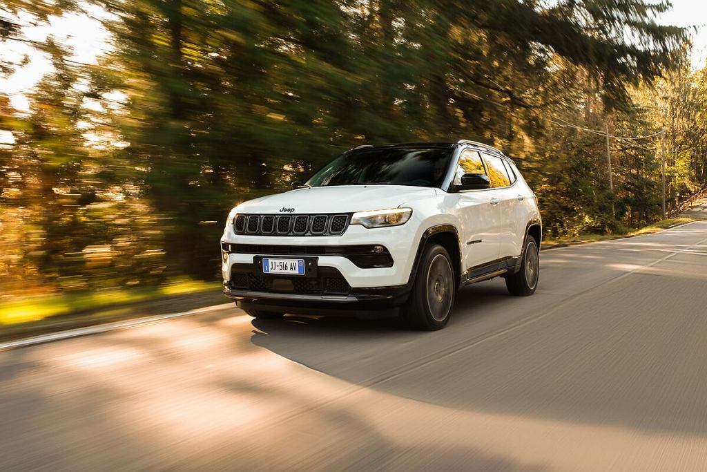 Обновленный Jeep Compass поступает в автосалоны. Мы ознакомились с прайс-листом внедорожника