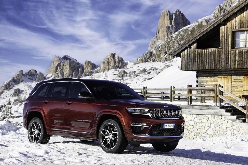 Jeep начинает размещать заказы на новый Grand Cherokee в Польше. Это подключаемый гибрид