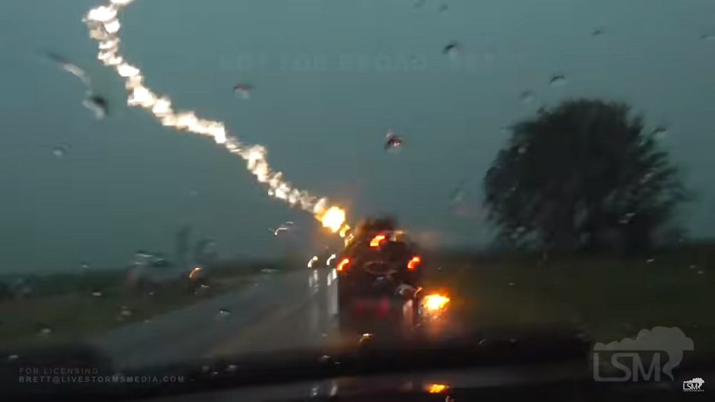 В Jeep Grand Cherokee ударила молния. Ударьте четыре раза [ВИДЕО]