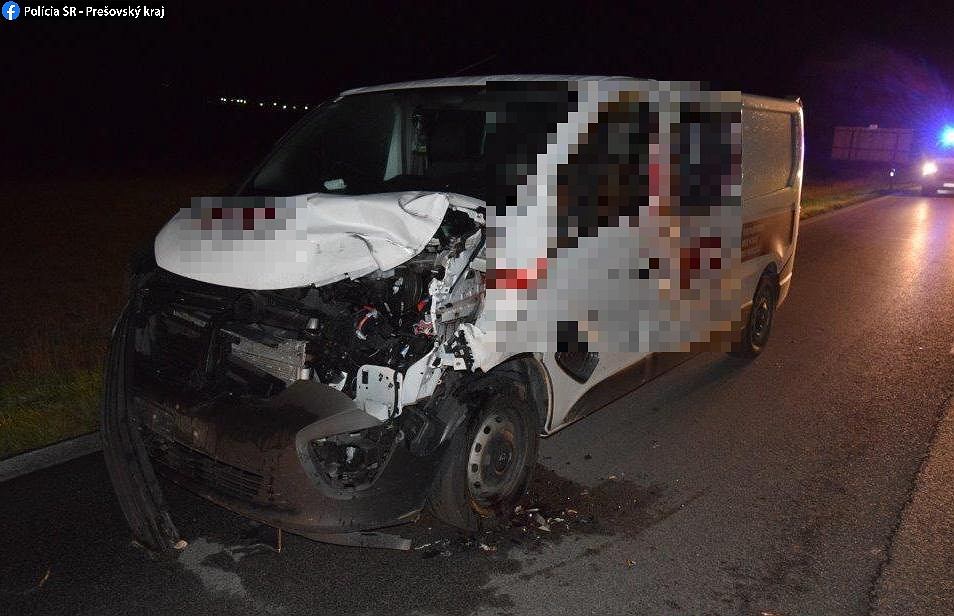 Олень упал в автобус и смертельно ранил рогами пассажира