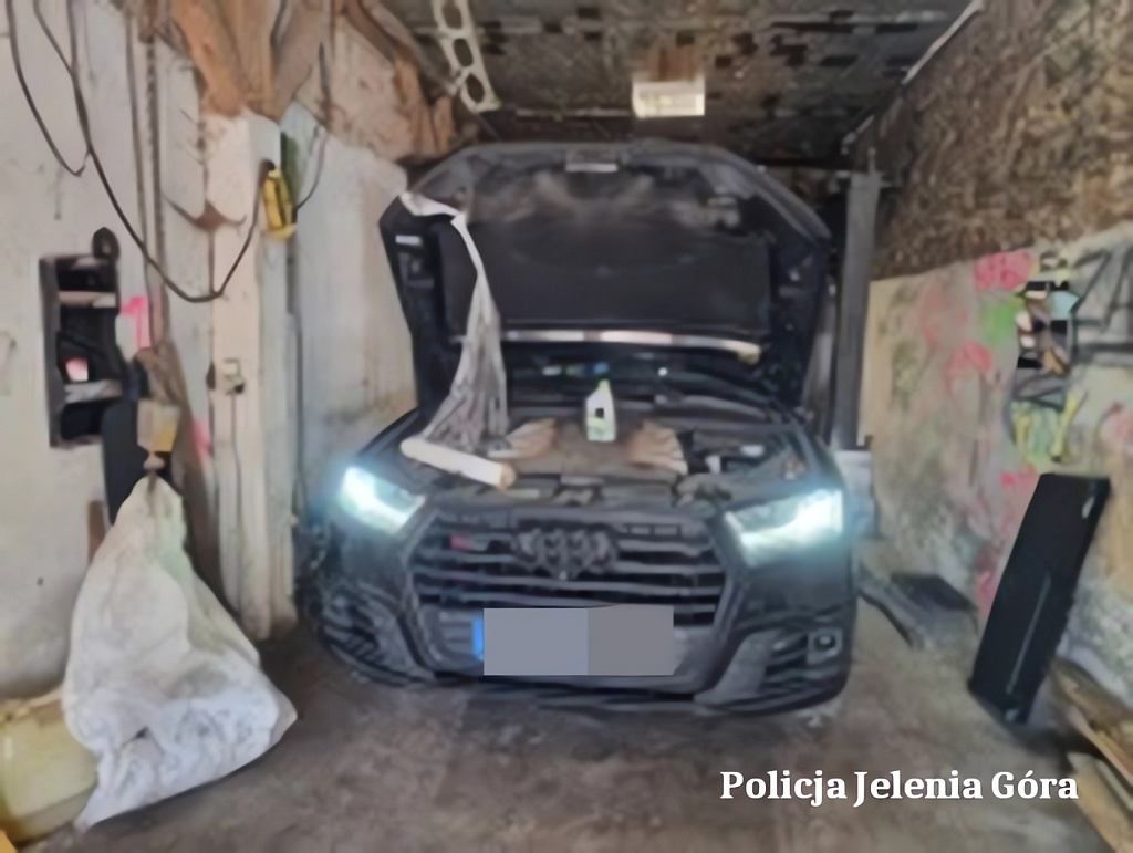 Один Audi SQ7 был неполным, а другой разобранным. Плюс запчасти от других автомобилей.