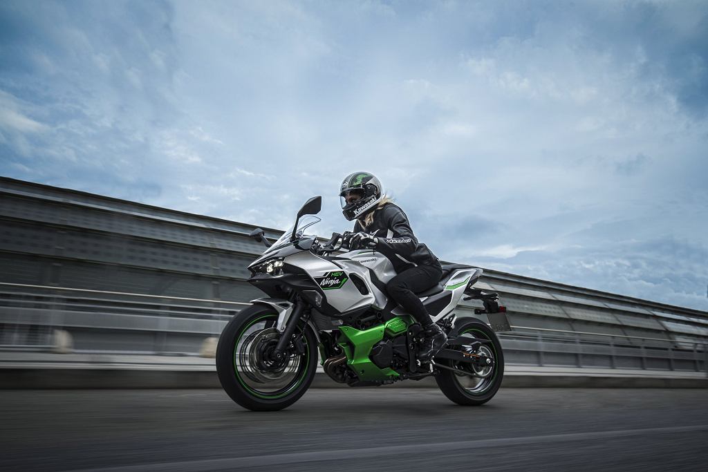 Kawasaki Ninja 7 HEV — первый гибридный мотоцикл в мире.
