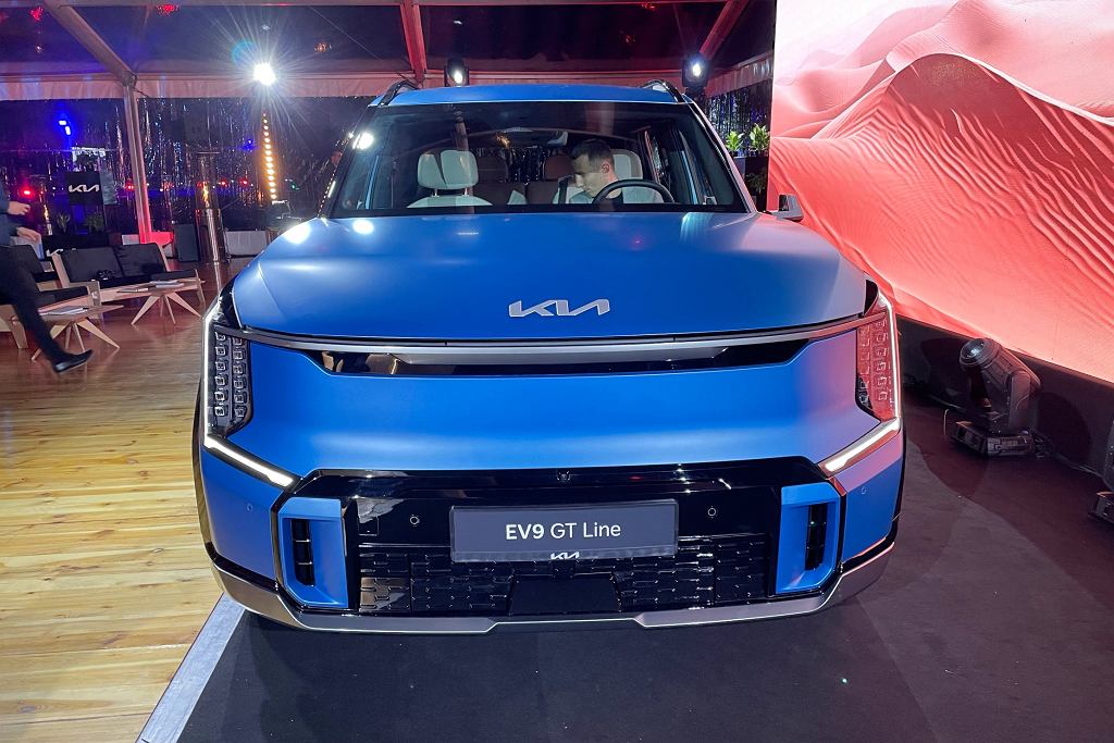 Какой запас хода у большого Kia EV9? Есть данные омологации. Пять спереди, независимо от версии привода