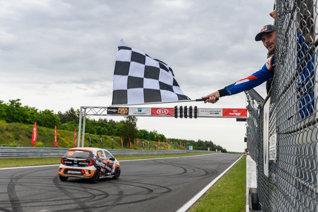 Kia Platinum Cup на трассе в Познани – смена лидера. Водитель — 16-летний парень, который творит с машиной чудеса.