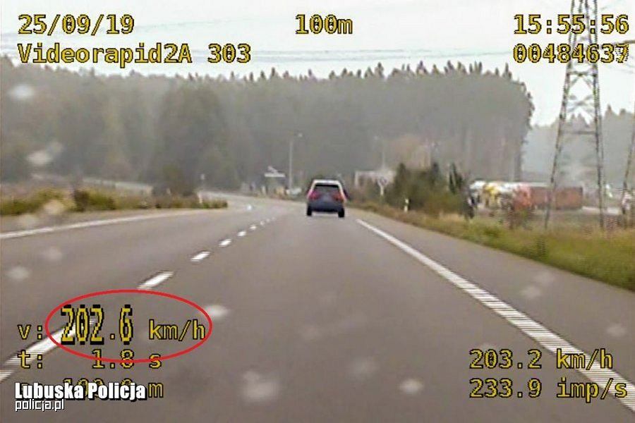 «Он устал, поэтому ехал со скоростью 203 км/ч». Группа SPEED задержала еще одного дорожного пирата