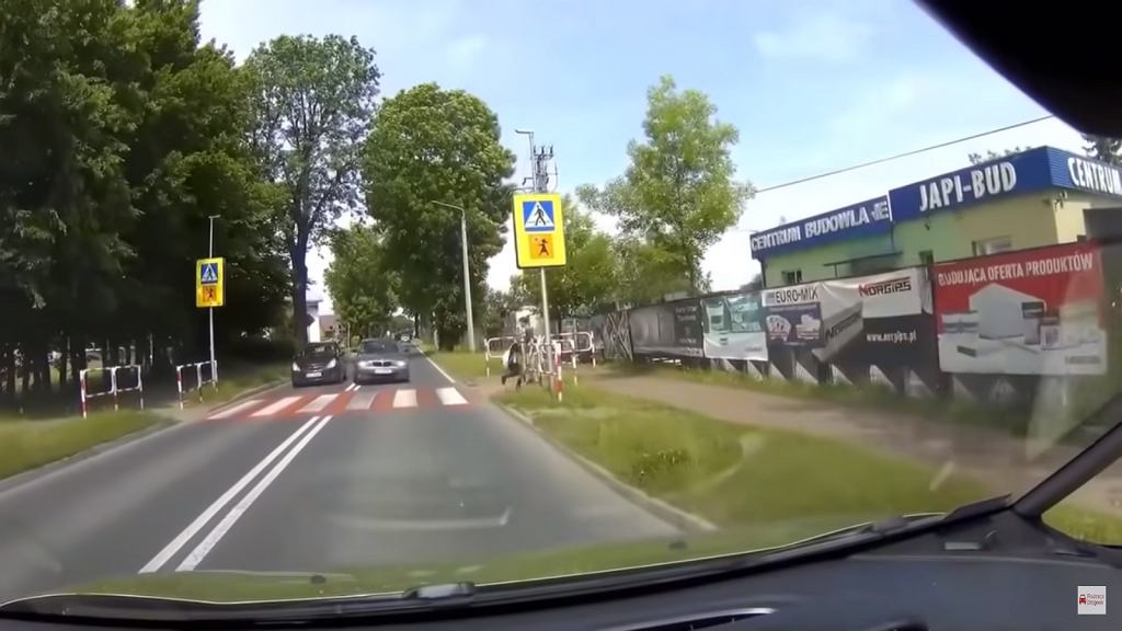 Водитель BMW чуть не сбил подростков. Он сдался полиции [ВИДЕО]