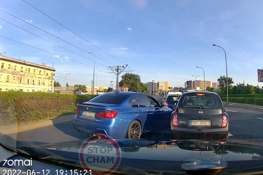 Водитель BMW против водителя Nissan. Наконец коса ударилась о камень