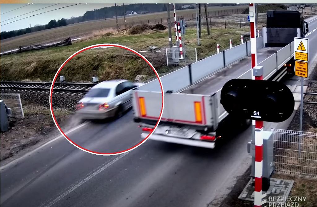 Водитель BMW допустил опасную ошибку на железнодорожном переезде