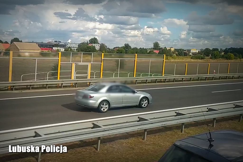 Mazda едет против движения по дороге S3. Могла случиться катастрофа на наземном транспорте