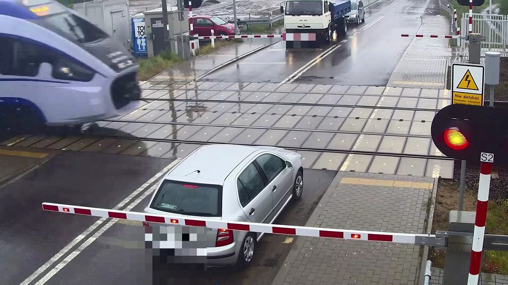 82-летний водитель мог стать причиной катастрофы. Он выехал на своей Skoda на путь встречного поезда