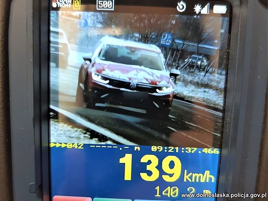 Зимняя погода не пугает водителя. Он ехал на Passat со скоростью 138 км/ч по населенному пункту.