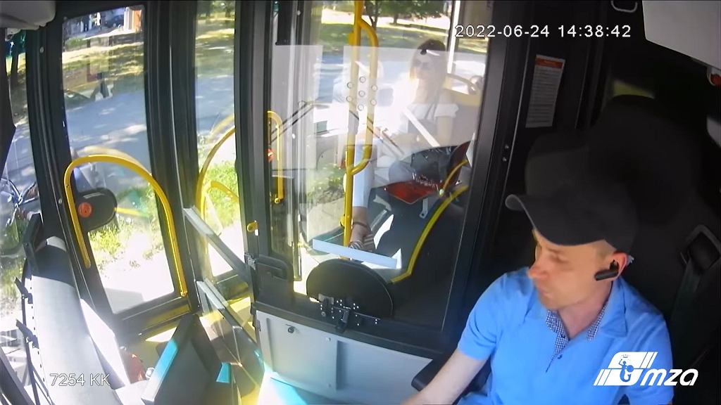 Водитель автобуса, трамвая и поезда похож на полицейского? Депутаты готовятся изменить закон