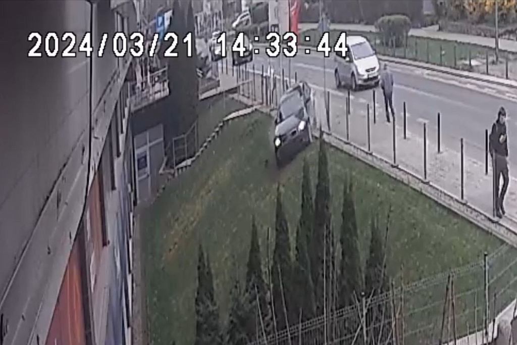 На волосок от трагедии. Он потерял сознание и врезался автомобилем в стену здания.