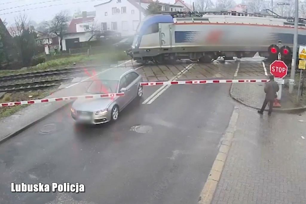 Он показал, как не надо водить машину. Он застрял между платными воротами и остановил поезд.