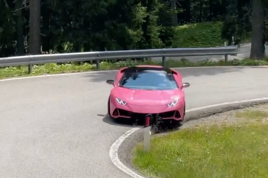 Гонщик демонстрирует свой розовый Lamborghini. Он чуть не врезал их в столб
