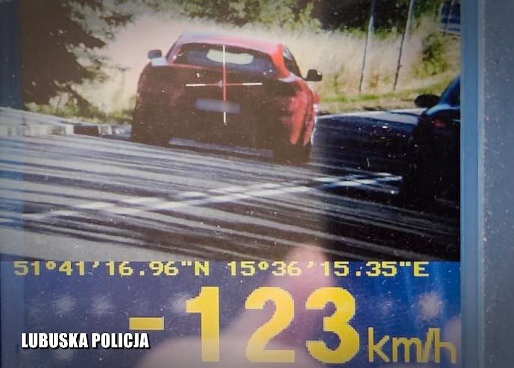 Водитель Ferrari отказался принять билет. Предпочитает объясняться в суде