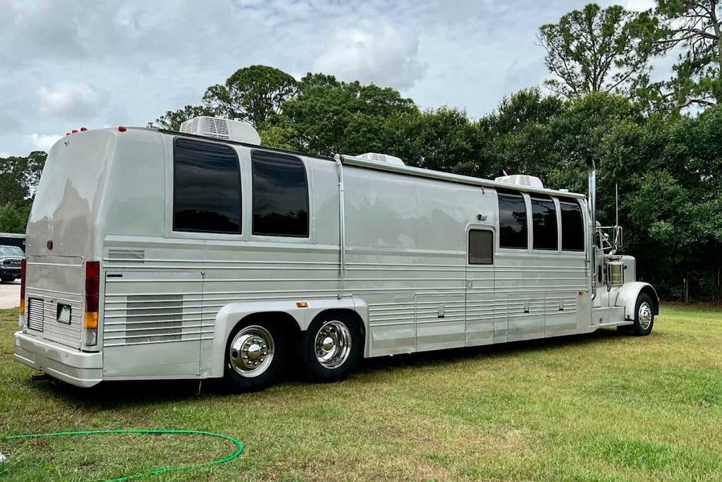 Мощный американский кемпер Kingsley Coach. Это стоит столько же, сколько однокомнатная квартира в Жолибоже.
