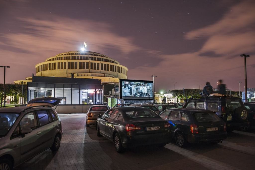 Открываются автокинотеатры. Первый показ 21 мая в Кракове.