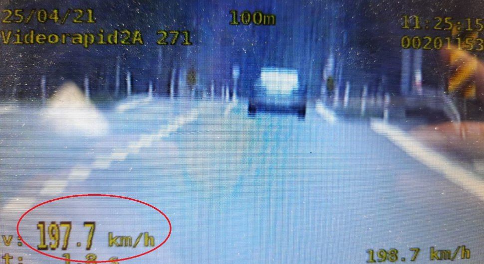 Она ехала по национальной дороге со скоростью почти 200 км/ч. Водительские права? Он ушел